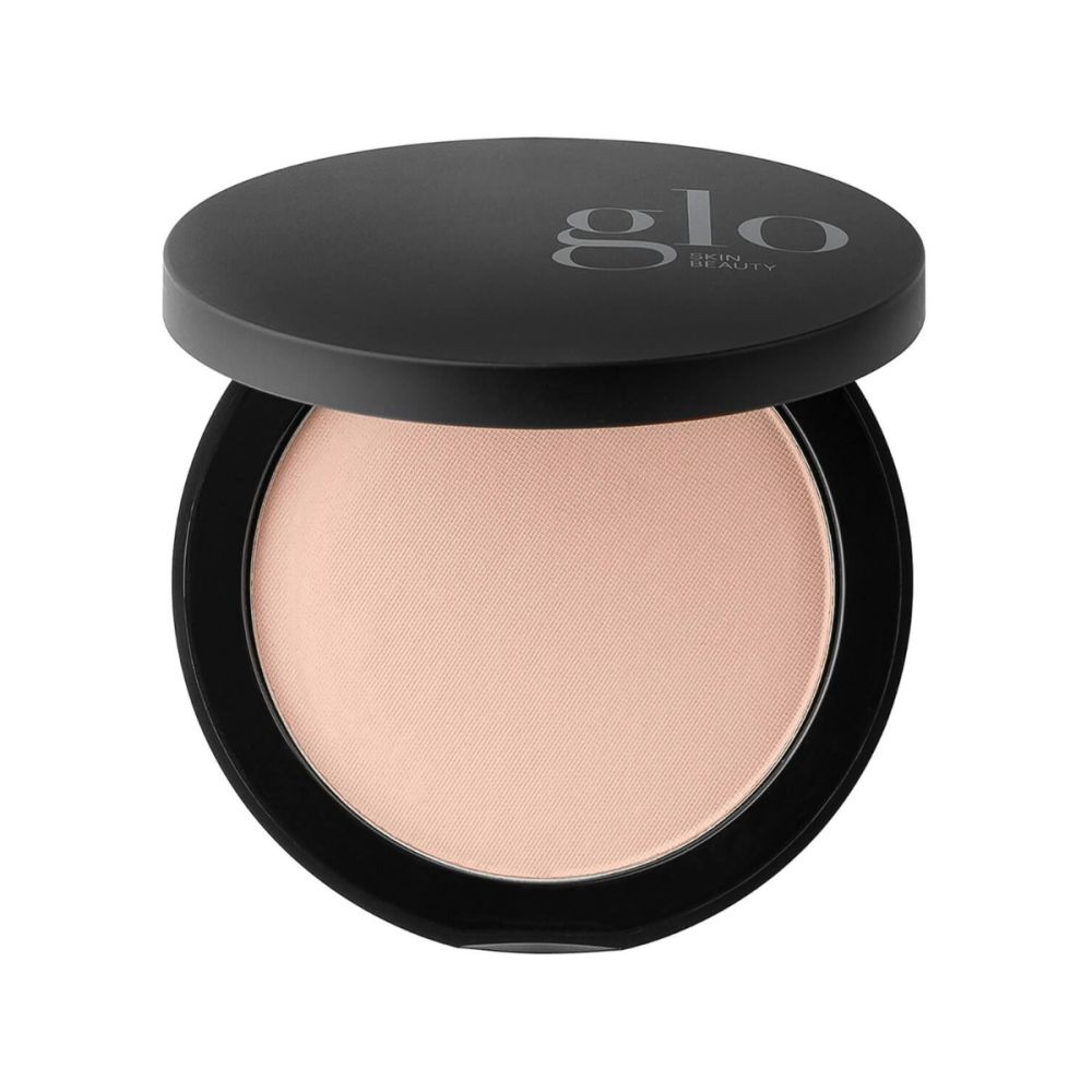 Pressed base powder foundation with antioxidants in black compact. Weightless, longwearing coverage for a radiant, natural finish.